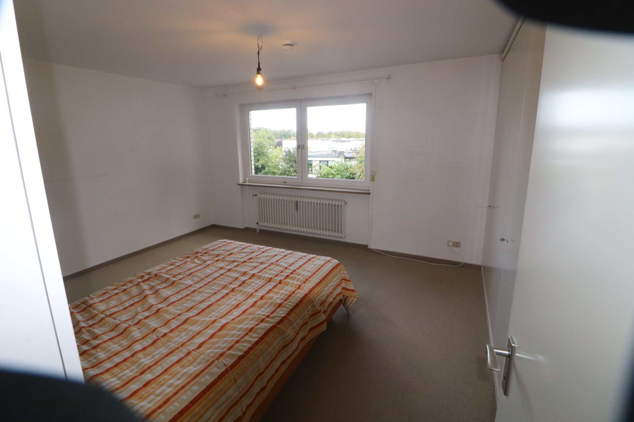 Schlafzimmer mit großem Fenster